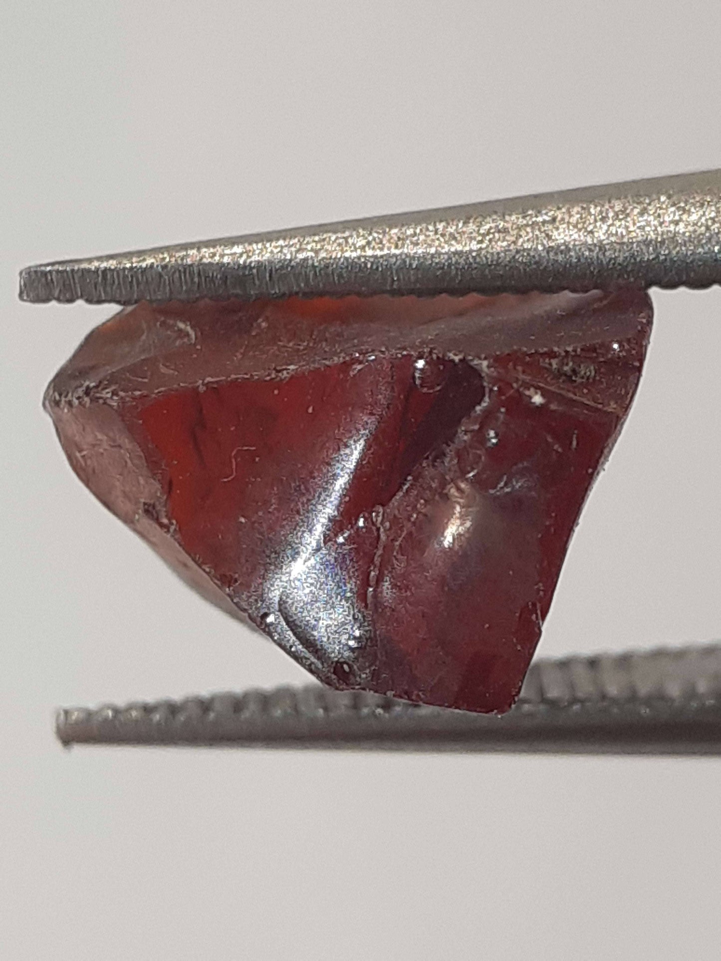 Natural red rhodolite Garnet - 2.370 ct - Rough Gemstone - for facetting