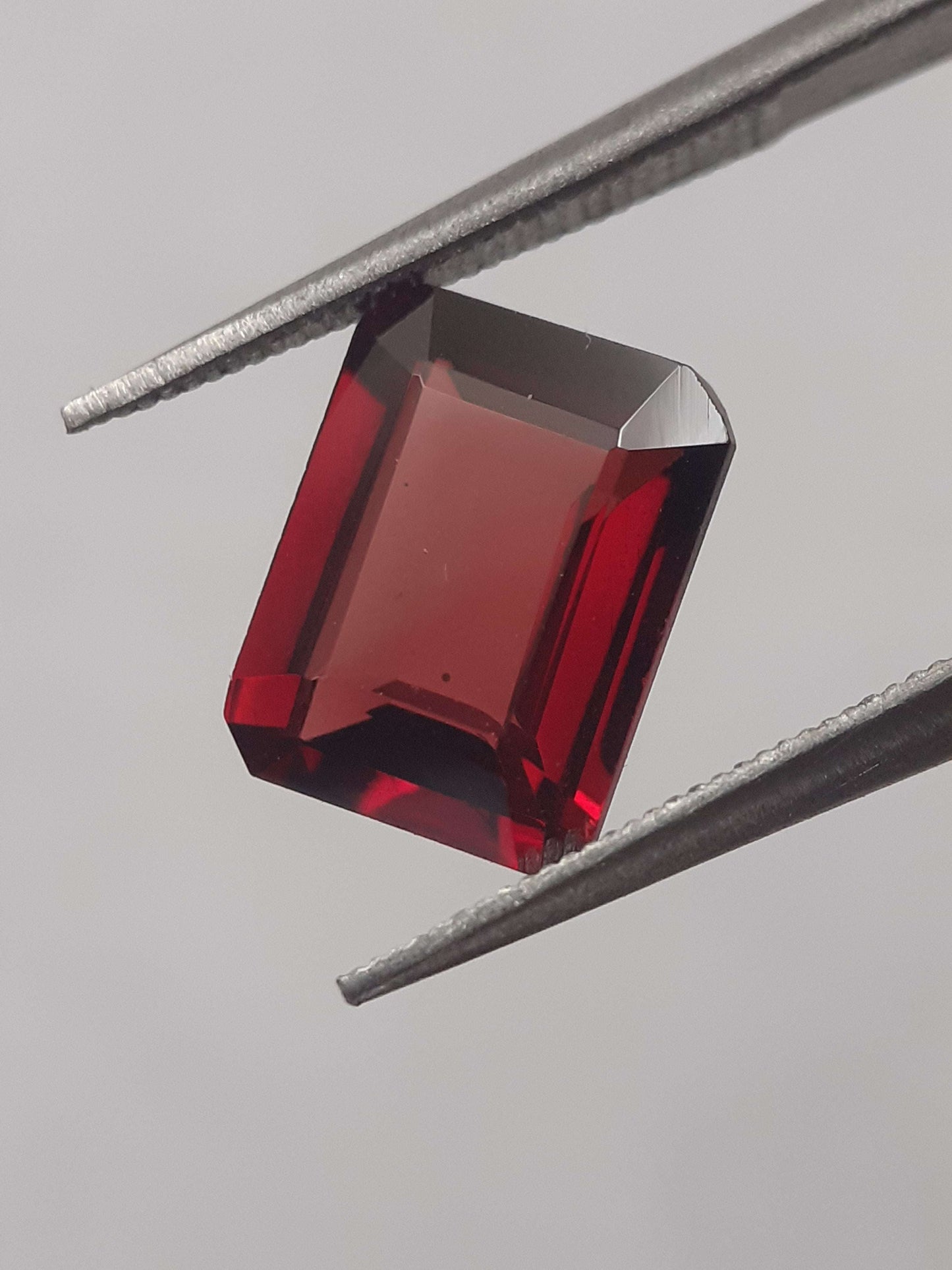 Natural red Rhodolite Garnet - 2.613 ct - octagon - unheated