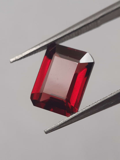 Natural red Rhodolite Garnet - 2.613 ct - octagon - unheated