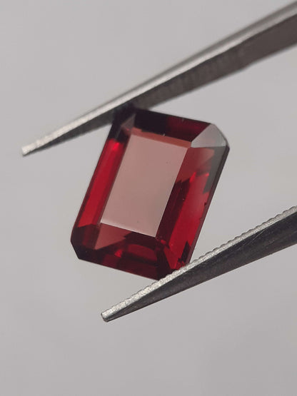 Natural red Rhodolite Garnet - 2.613 ct - octagon - unheated