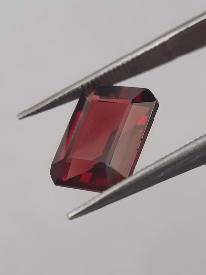 Natural red Rhodolite Garnet - 2.613 ct - octagon - unheated