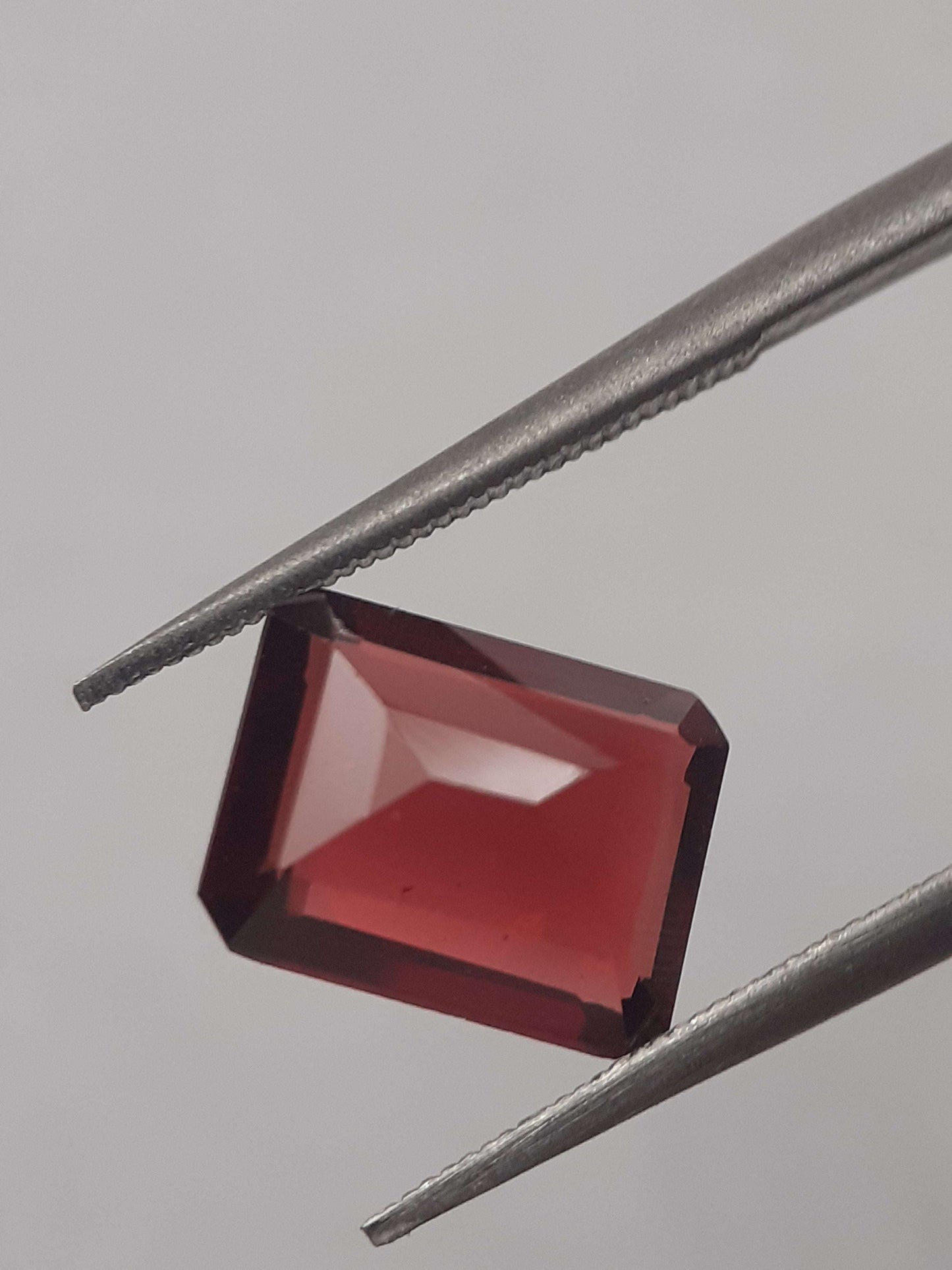 Natural red Rhodolite Garnet - 2.613 ct - octagon - unheated