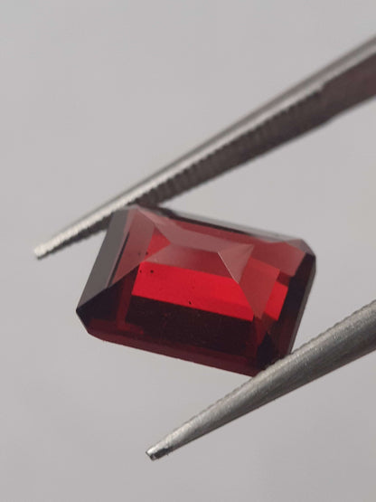 Natural red Rhodolite Garnet - 2.613 ct - octagon - unheated