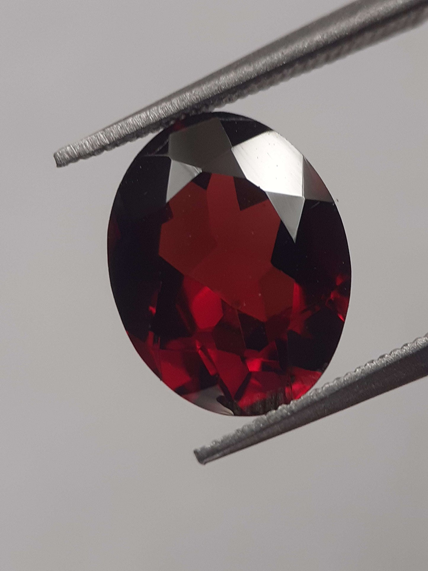 Natural red Rhodolite Garnet - 2.848 ct - oval - unheated