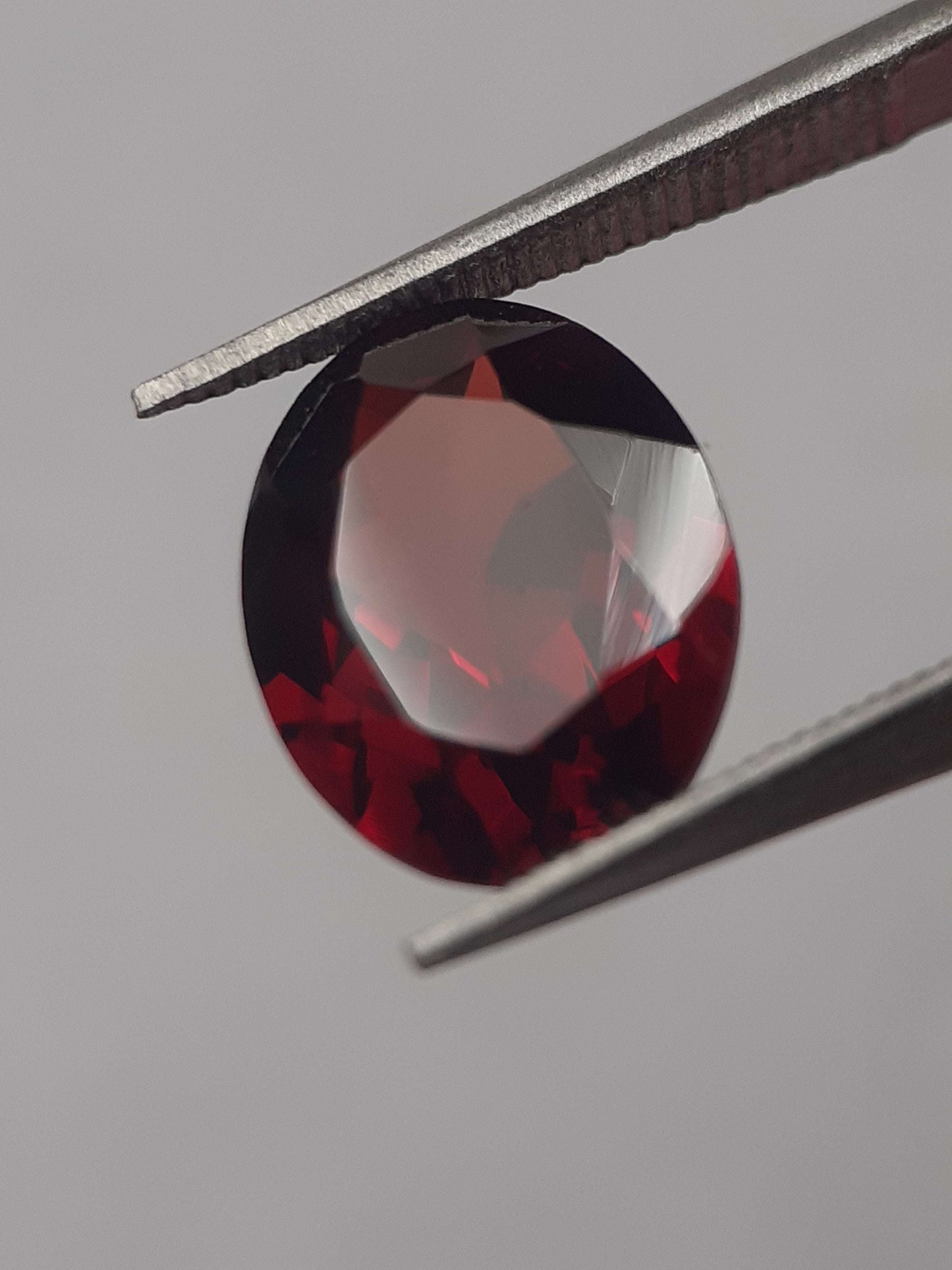 Natural red Rhodolite Garnet - 2.848 ct - oval - unheated