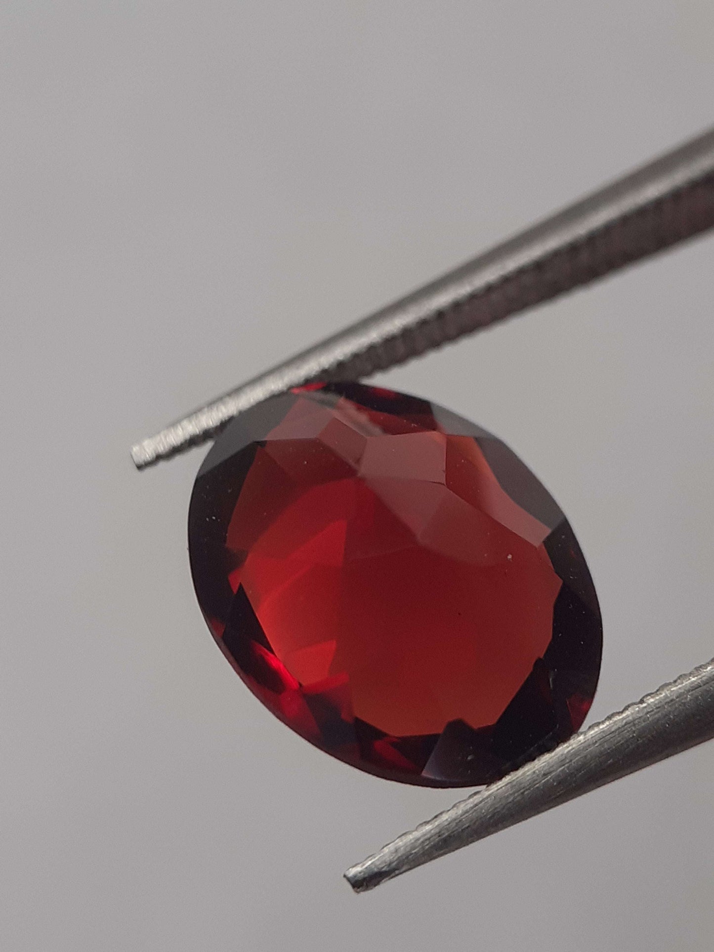 Natural red Rhodolite Garnet - 2.848 ct - oval - unheated