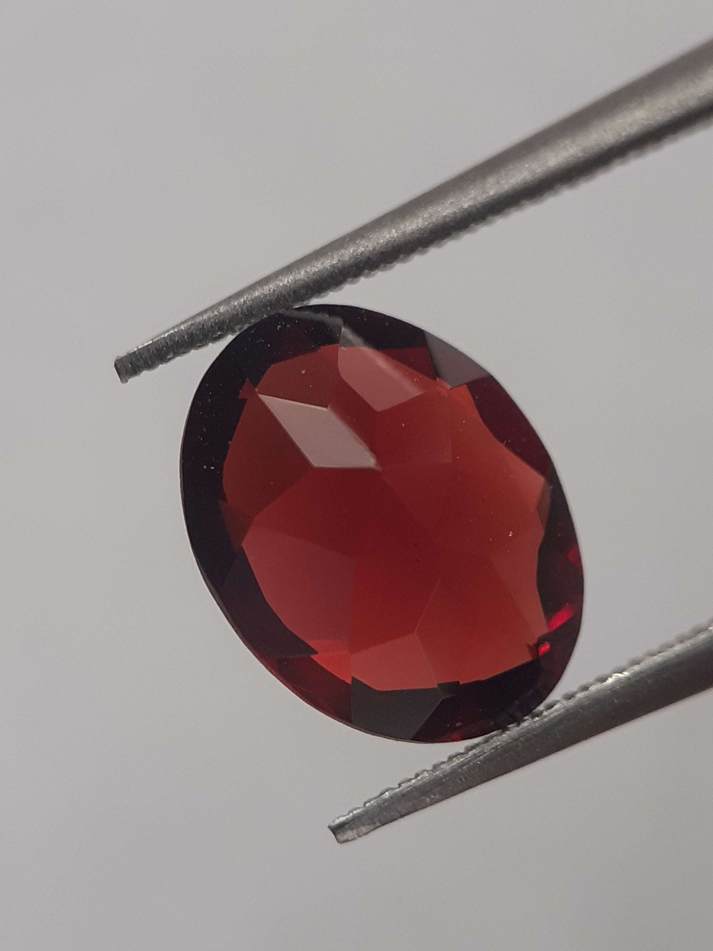 Natural red Rhodolite Garnet - 2.848 ct - oval - unheated