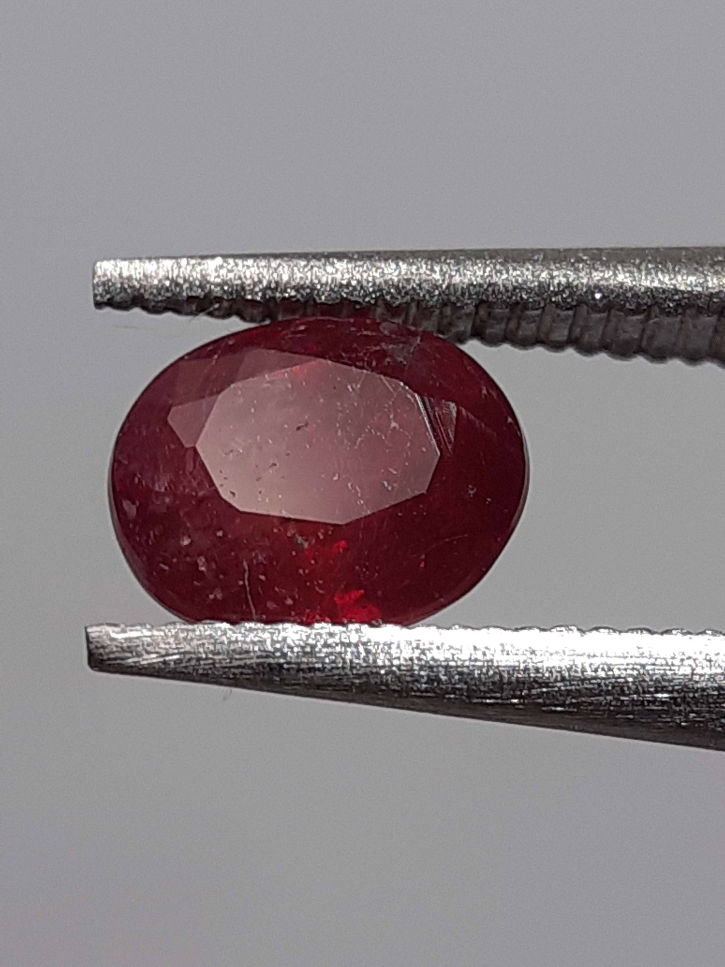 Natural red Ruby - 0.53 ct - oval - heated - Africa - certified by NGB - Natural Gems Belgium