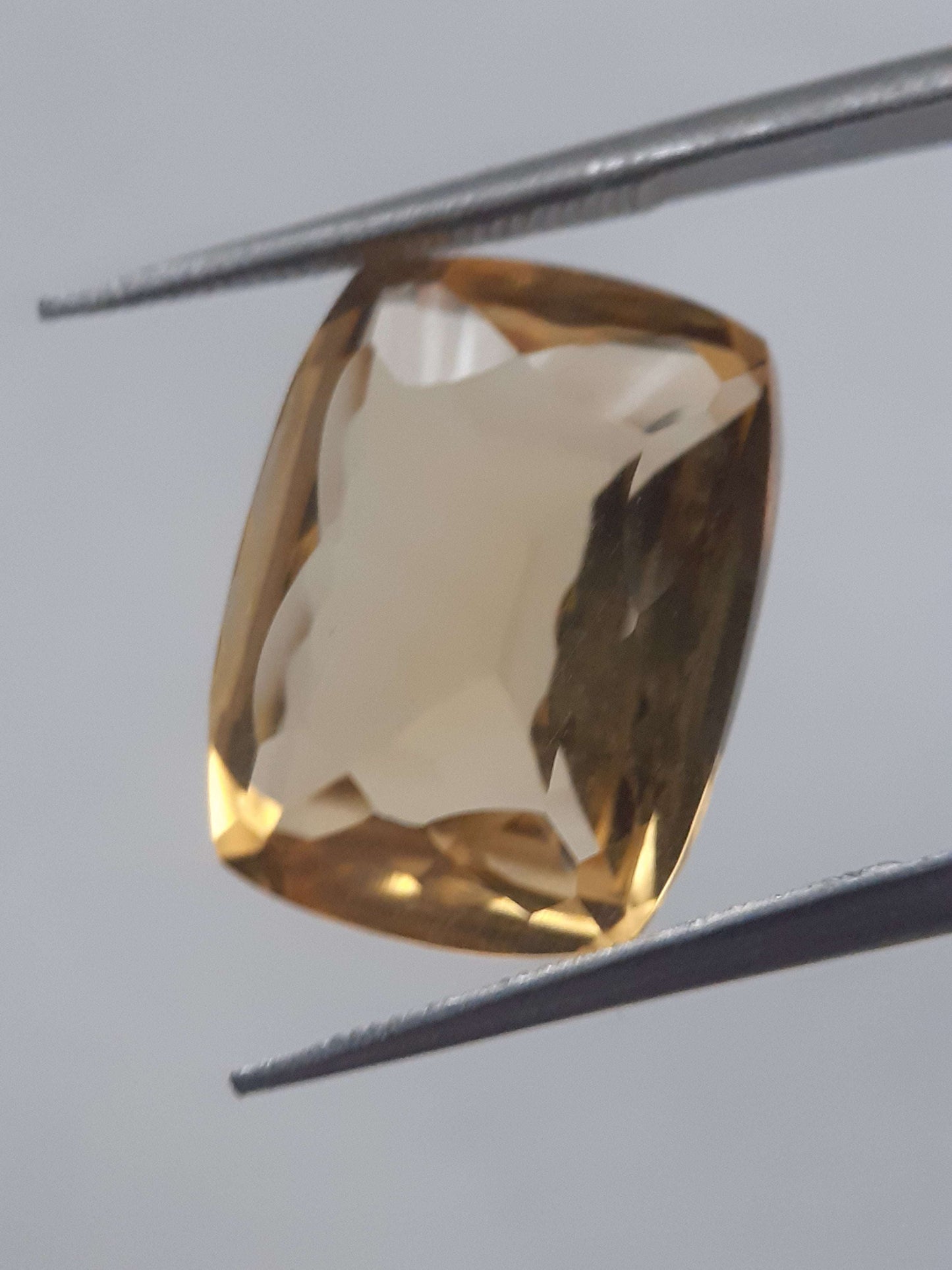 Natural sunlight yellow Citrine - 7.134 ct - cushion - unheated