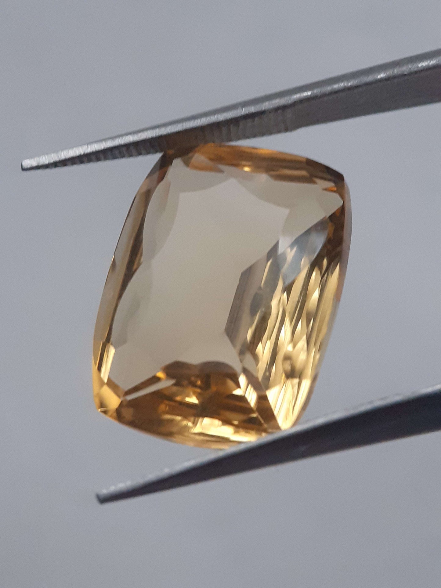 Natural sunlight yellow Citrine - 7.134 ct - cushion - unheated