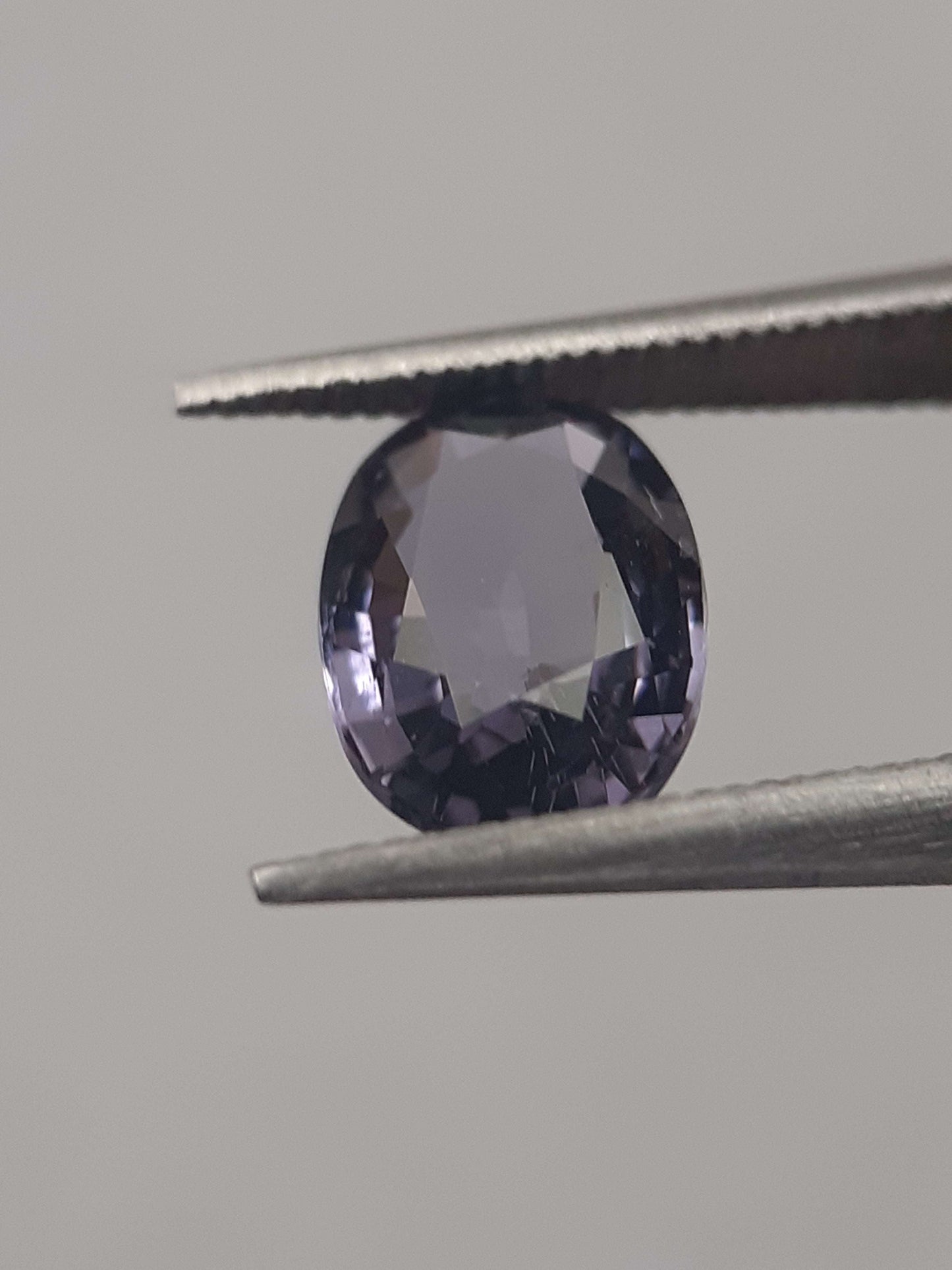 Natural violet spinel - 0.94 ct - oval - unheated - certified by NGB