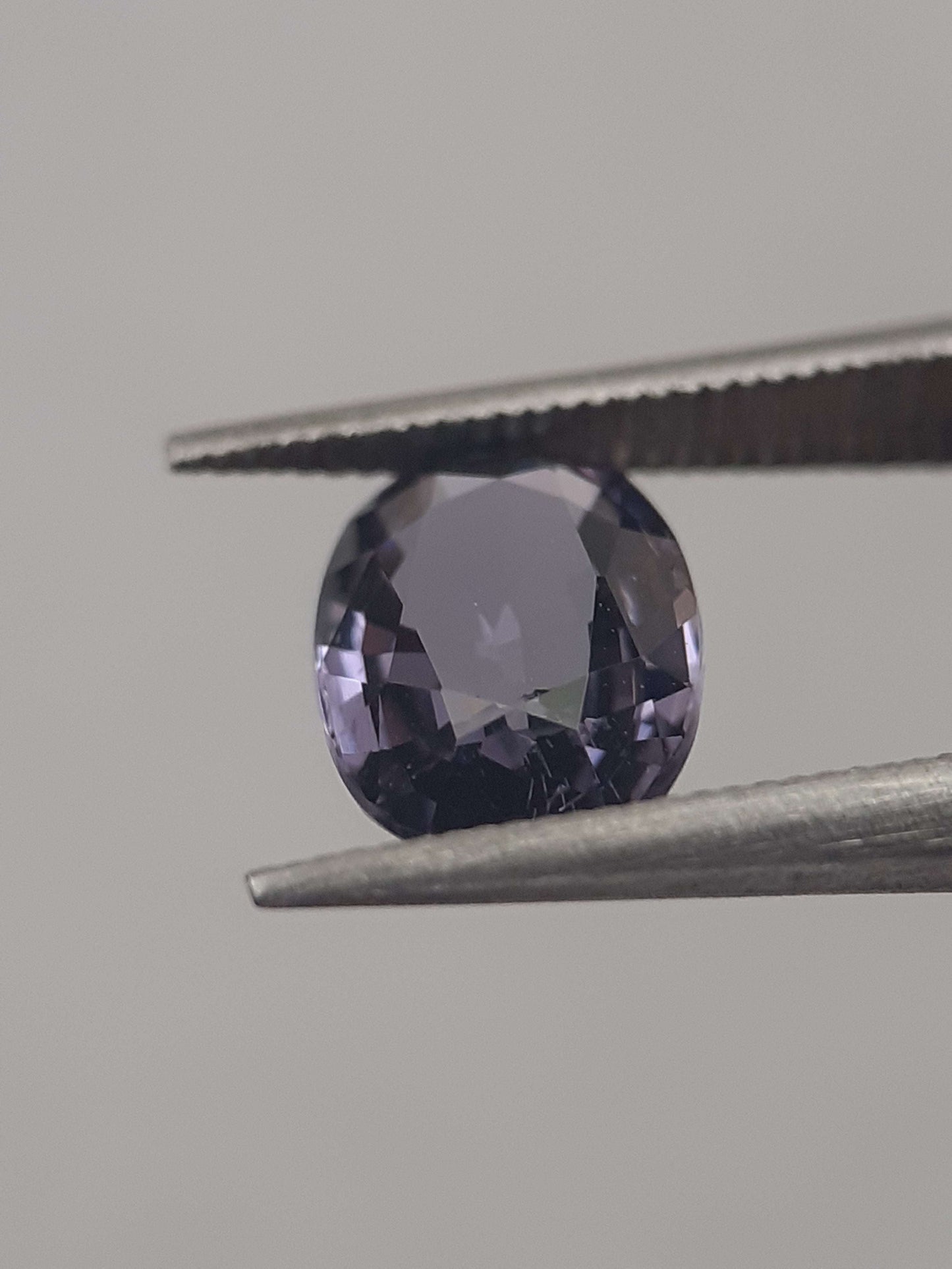 Natural violet spinel - 0.94 ct - oval - unheated - certified by NGB