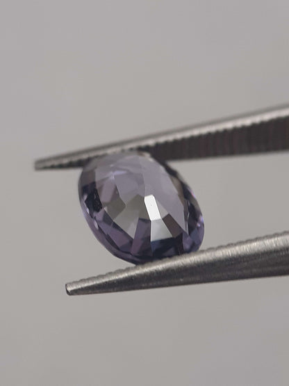 Natural violet spinel - 0.94 ct - oval - unheated - certified by NGB