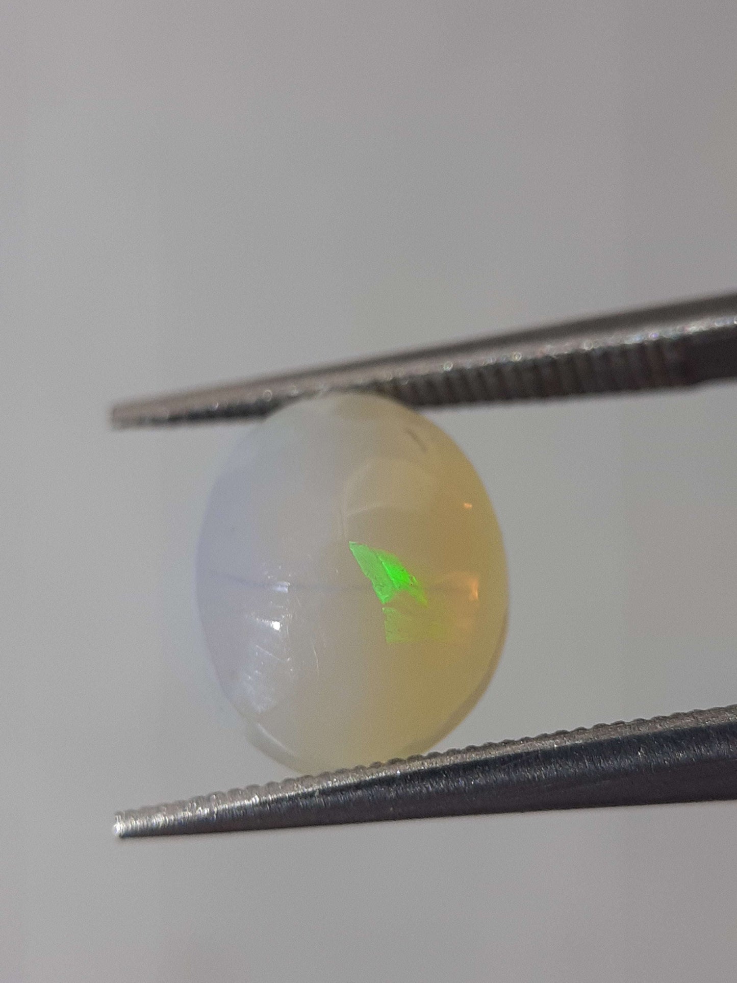 Natural White Crystal Opal - play of color - 0.67 ct - oval - unheated