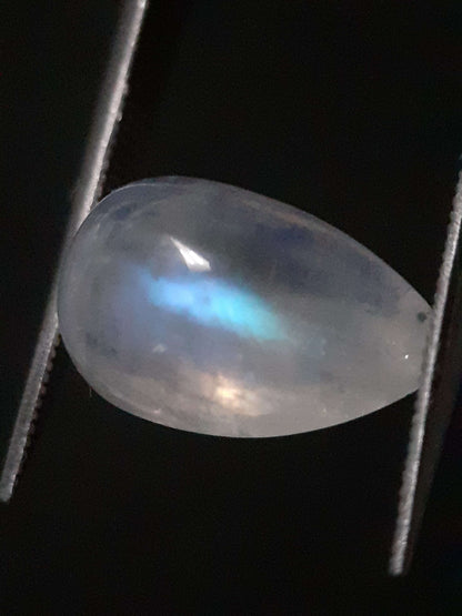 Natural White Moonstone - light blue adularescence - 3.795 ct - pear - certified natural