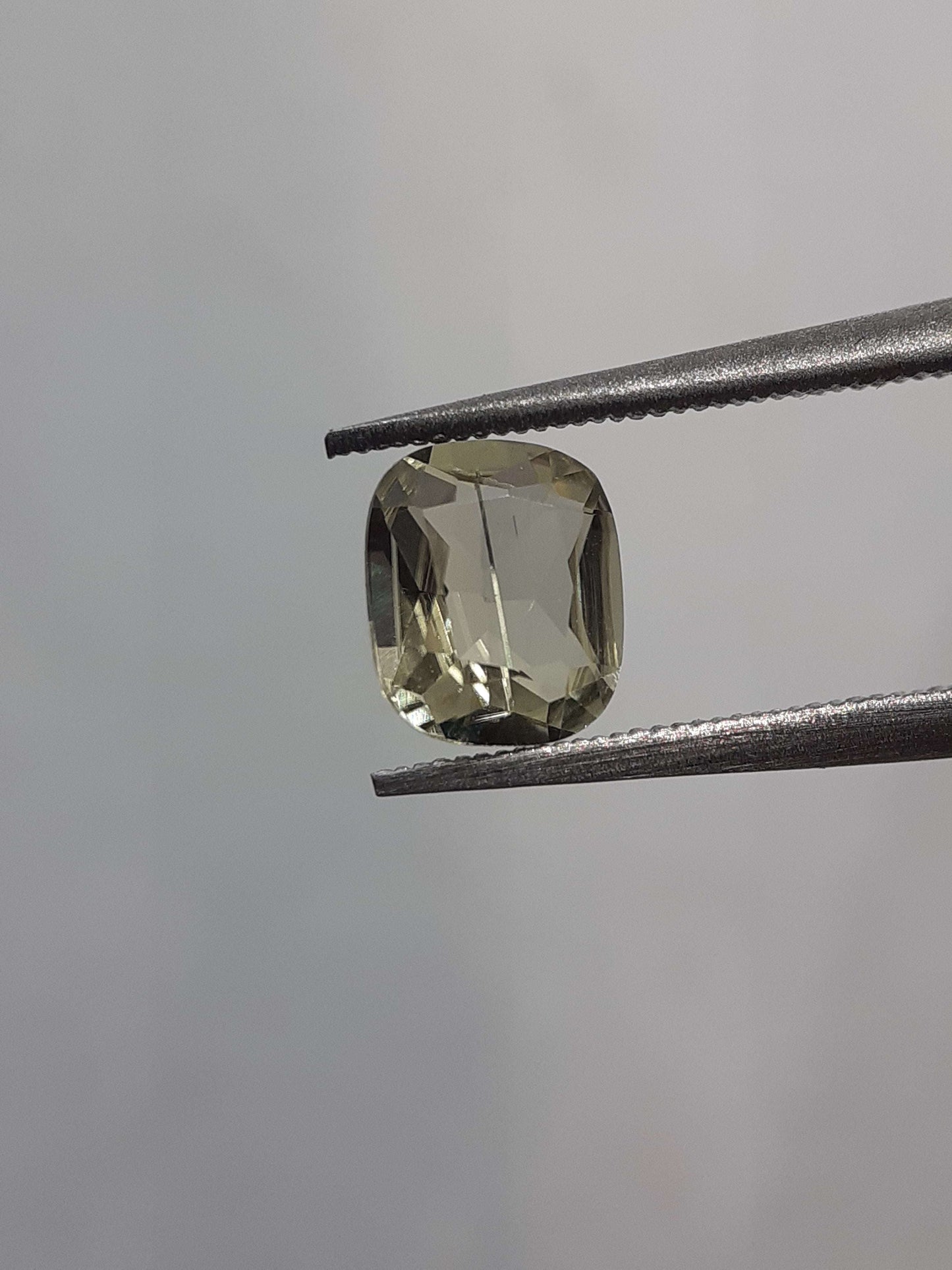 Natural Yellowish green Diaspore - 0.66 ct - Cushion - unheated - needle inclusion - certified by NGB