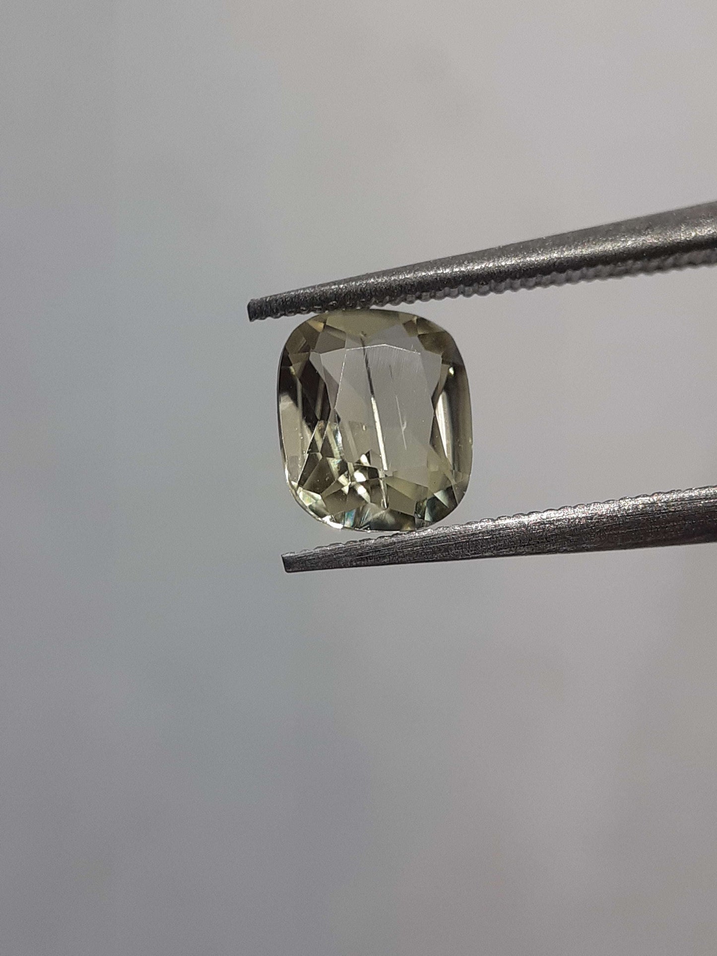 Natural Yellowish green Diaspore - 0.66 ct - Cushion - unheated - needle inclusion - certified by NGB