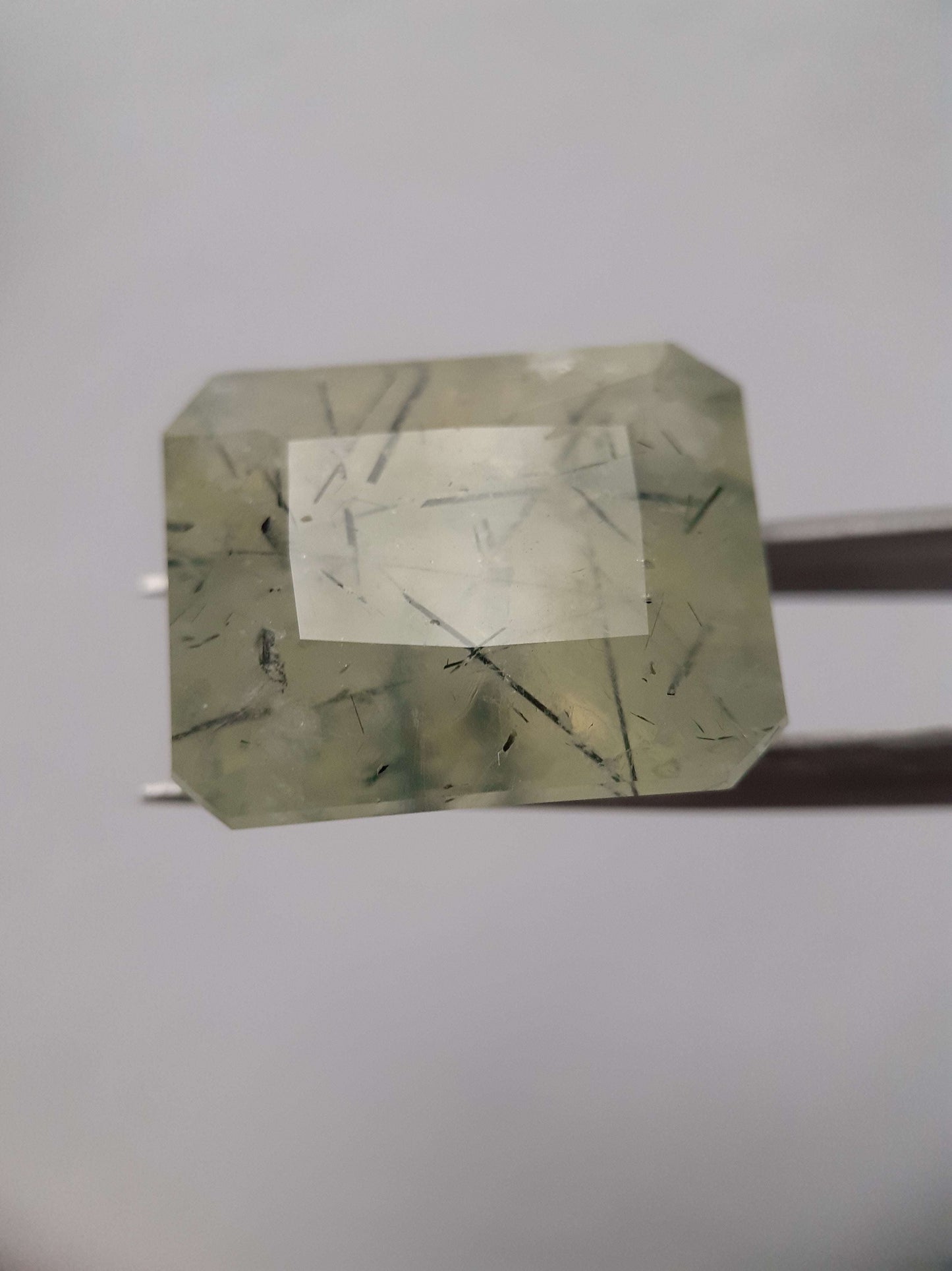 Natural yellowish green Prehnite - 27.13 ct - octagon - unheated - Africa - certified by NGB - Natural Gems Belgium