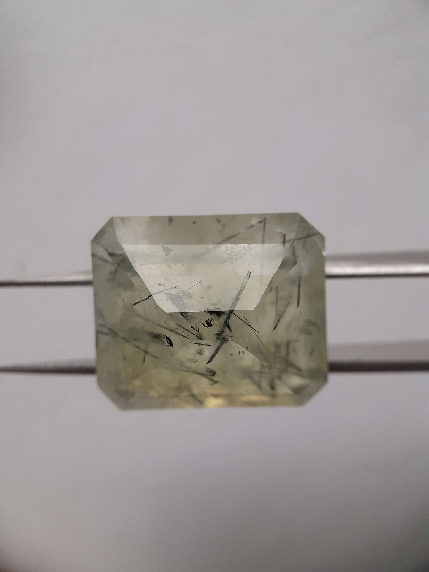 Natural yellowish green Prehnite - 27.13 ct - octagon - unheated - Africa - certified by NGB - Natural Gems Belgium