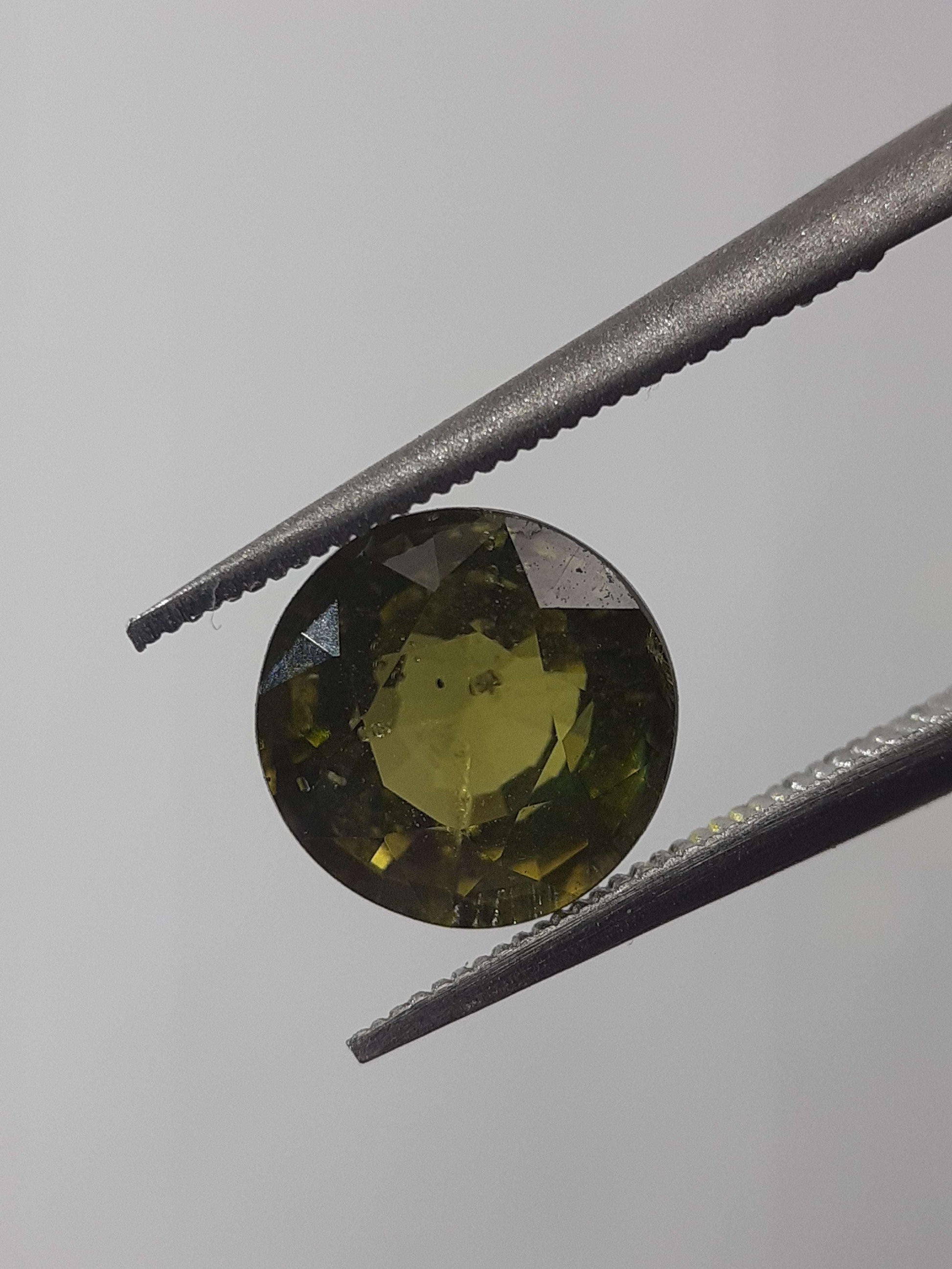 Natural Yellowish green Tourmaline - 1.82 ct - round - unheated - certified by NGB - Natural Gems Belgium