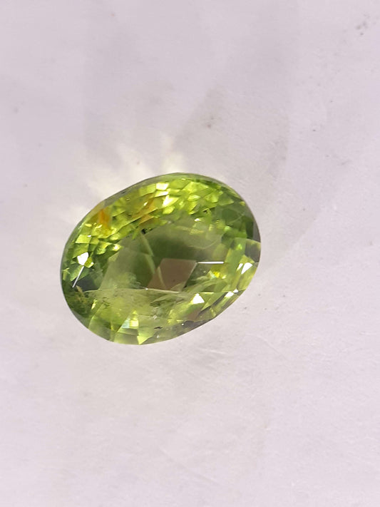 Peridot, 2.31 ct, oval, myanmar, seller certified - Natural Gems Belgium