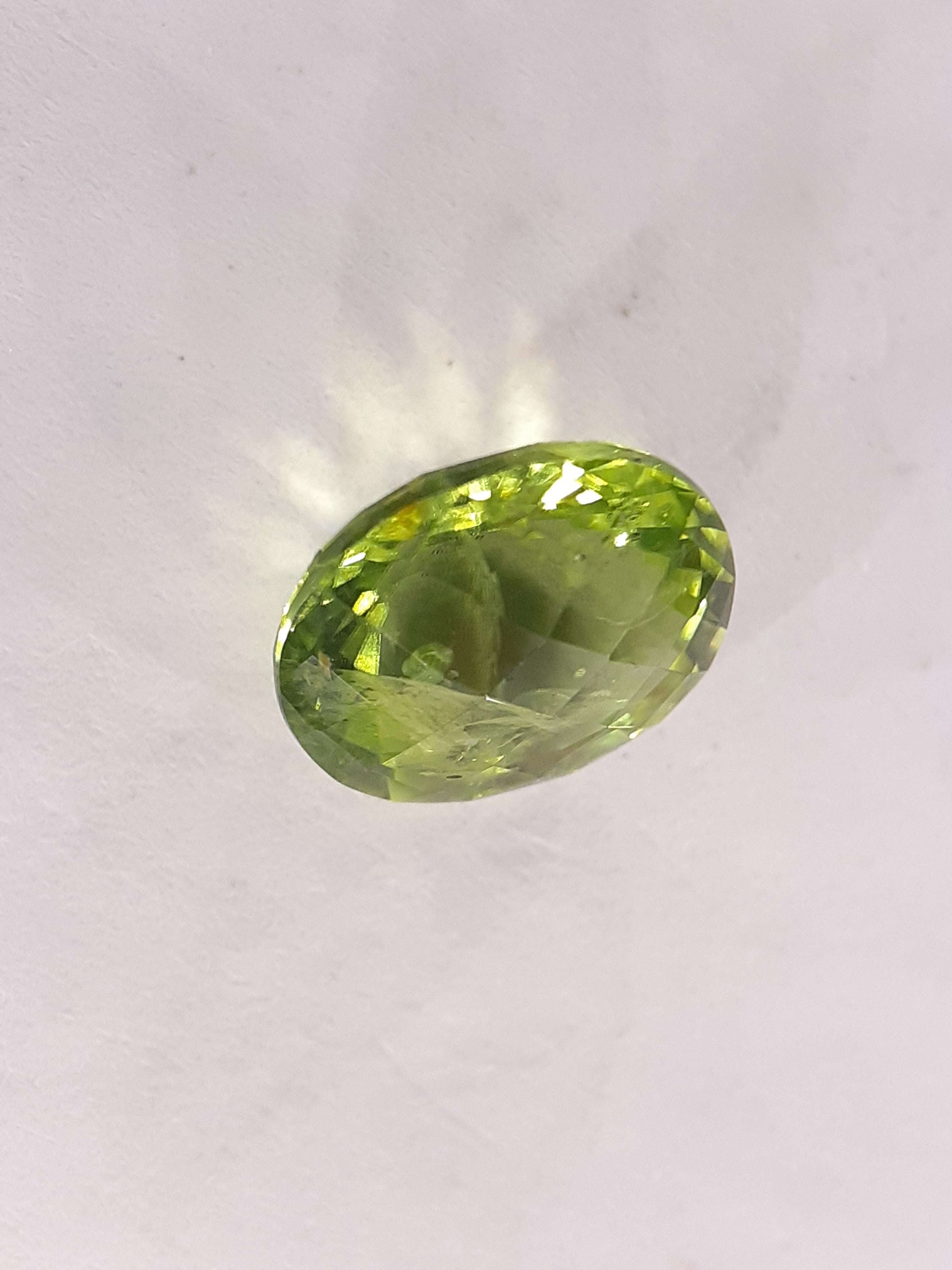 Peridot, 2.31 ct, oval, myanmar, seller certified - Natural Gems Belgium