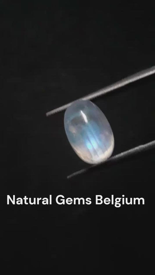 Natural Moonstone - light blue and blue adularescence - 4.099 ct - oval - certified natural