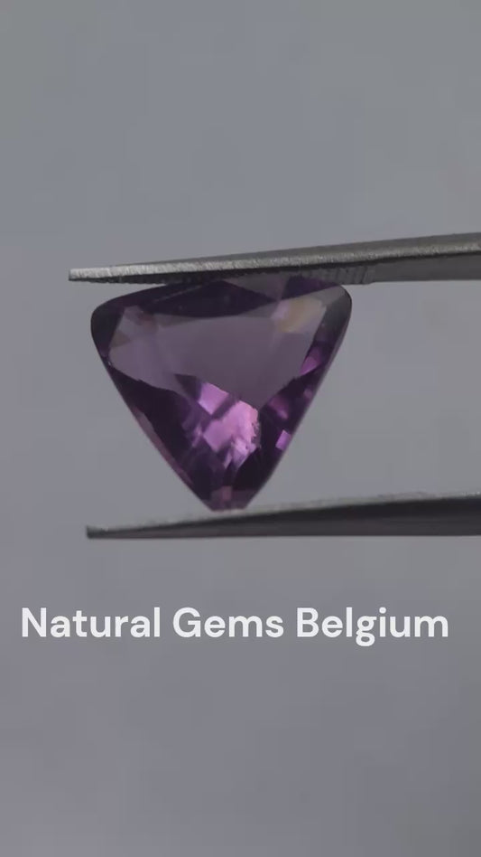 Natural medium purple Amethyst - 3.71 ct - trillion - unheated - certified by NGB