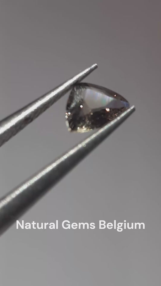 Natural greenish bluish purple Sapphire - 0.38 ct - Trillion - unheated - Tanzania - Certified by NGB