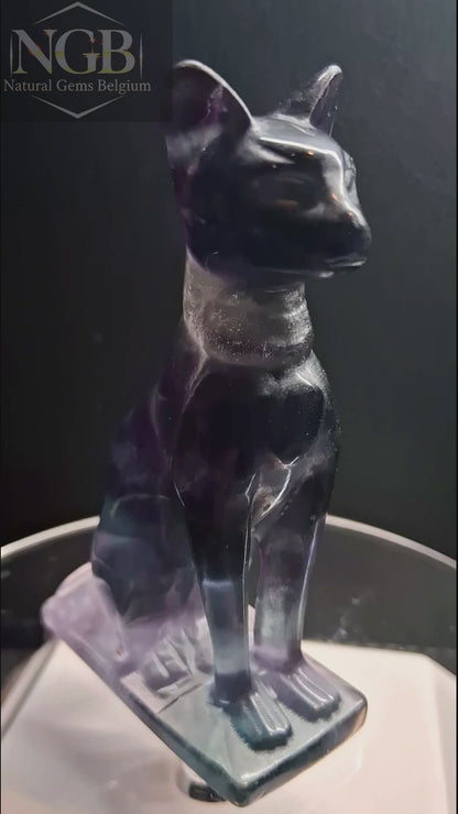 Sculpture de chat en Fluorite Multicolore Premium sur Socle en Fluorite – Vert, Violet, Bleu et Blanc – 6,8 cm