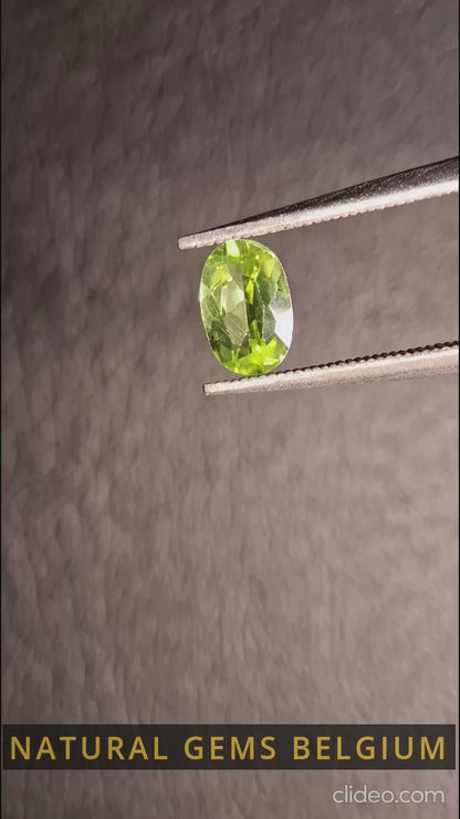 Natural Peridot - 0.490 ct - oval - unheated- green peridot
