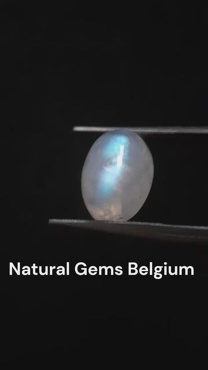 Natural Moonstone - light blue adularescence - 4.148 ct - oval cabochon