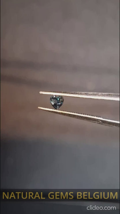 Natural London Blue Topaz - 0.125 ct - heart - high end jewelry quality
