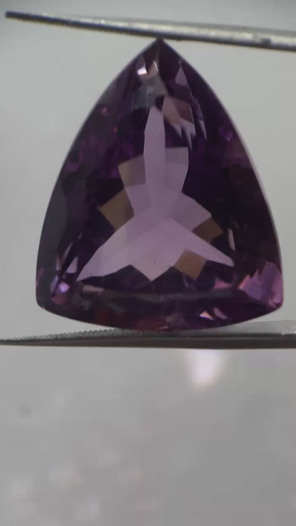 Natural pinkish purple Amethyst - 38.20 ct - trillion - unheated - certified by NGB