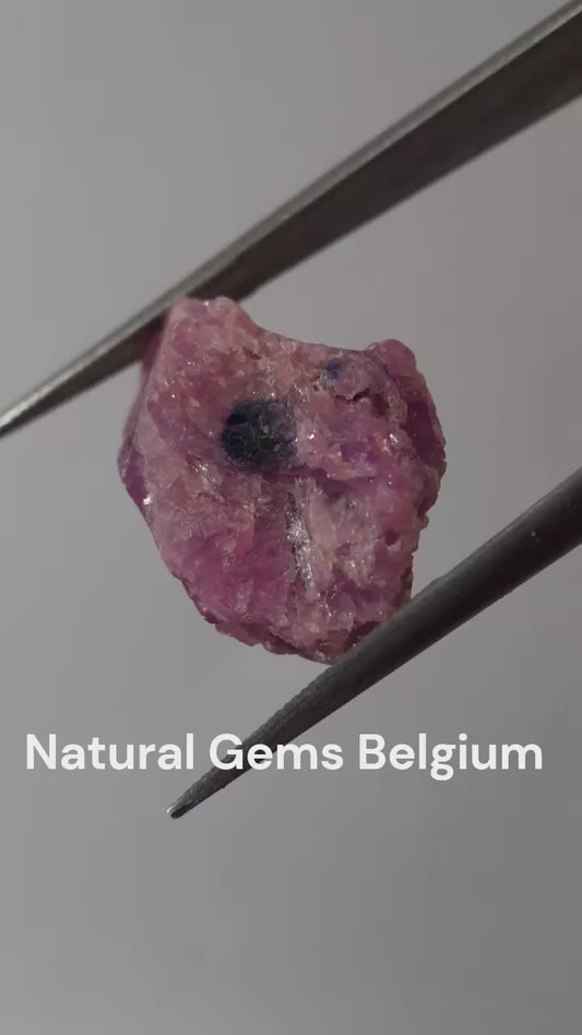 Natural purplish red Ruby - 12.623 ct - rough ruby - heated - certified natural