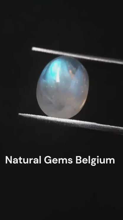 Natural Moonstone - light blue adularescence - 4.039 ct - oval cabochon