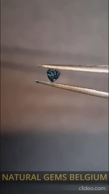 Natural London Blue Topaz - 0.125 ct - heart - high end jewelry quality - excellent