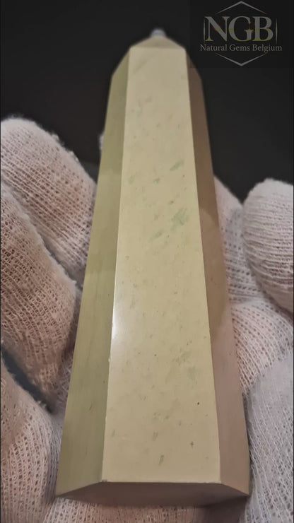 Tour en cristal de serpentine jaune naturelle (« nouvel jade ») 14,5 cm – Pointe de pierre polie pour la décoration intérieure et la collection de cristaux