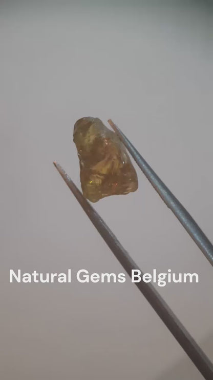 Natural greenish yellow sphene - 4.078 ct - fair to good clarity - good fire possibilities - rough gemstone for faceting