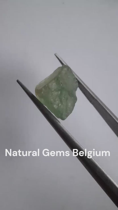 Natural green Apatite - 5.550 ct - Rough Gemstone for faceting