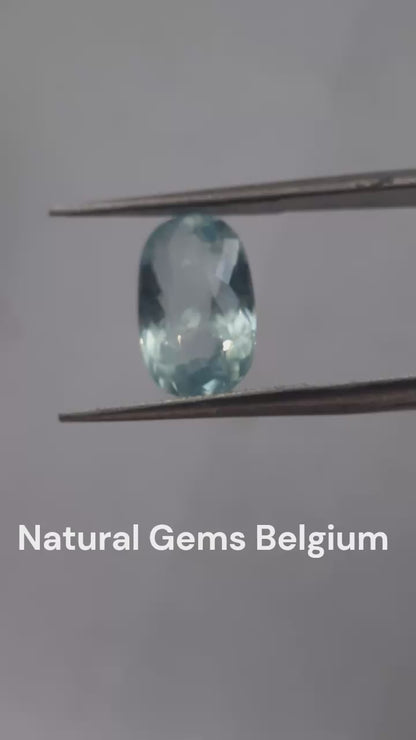 Natural light greenish blue aquamarine - 2.37 ct - oval - unheated - certified by NGB