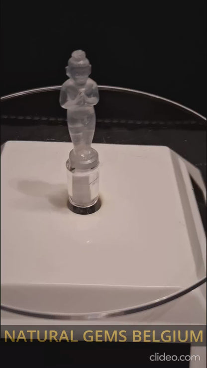 Handcarved Guardian Angel in white Quartz - decoration or meditation - 3 cm