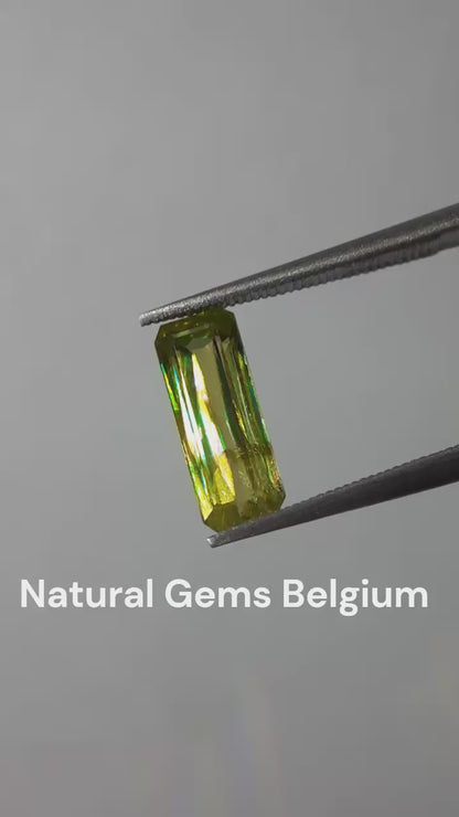 Natural yellowish green shpene - 1.43 ct - Octagon - unheated - sparkles A++ - certified by NGB