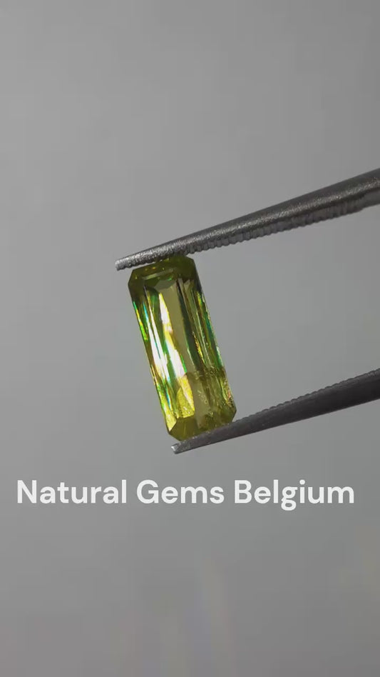 Natural yellowish green shpene - 1.43 ct - Octagon - unheated - sparkles A++ - certified by NGB