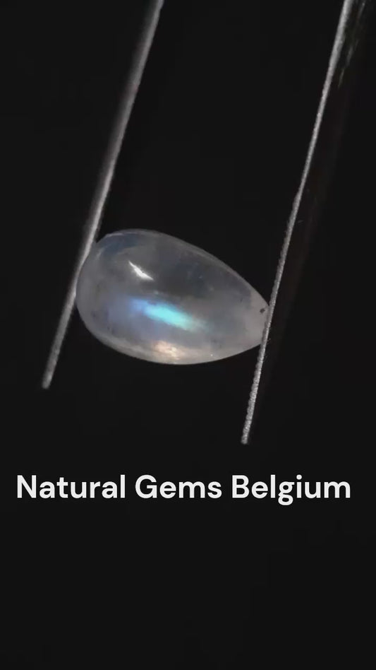 Natural White Moonstone - light blue adularescence - 3.795 ct - pear - certified natural