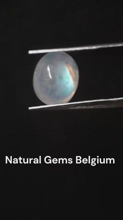 Natural Moonstone - orangey yellow and pale blue adularescence - 3.883 ct - oval