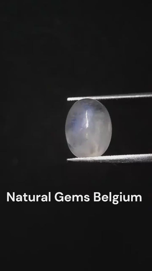 Natural Moonstone - faint blue adularescence - 3.220 ct - oval cabochon