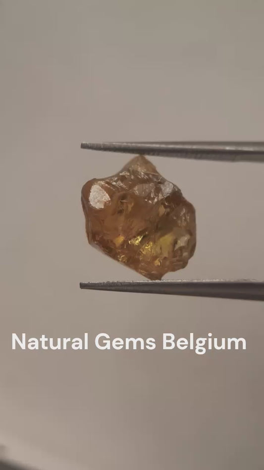 Natural greenish brownish yellow sphene - 4.555 ct - rough gemstone - for faceting - high fire posibilities