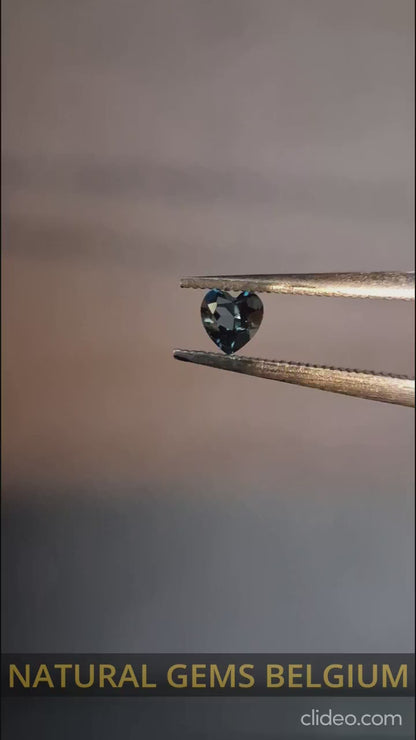 Natural London Blue Topaz - 0.125 ct - heart - irradiated - high quality