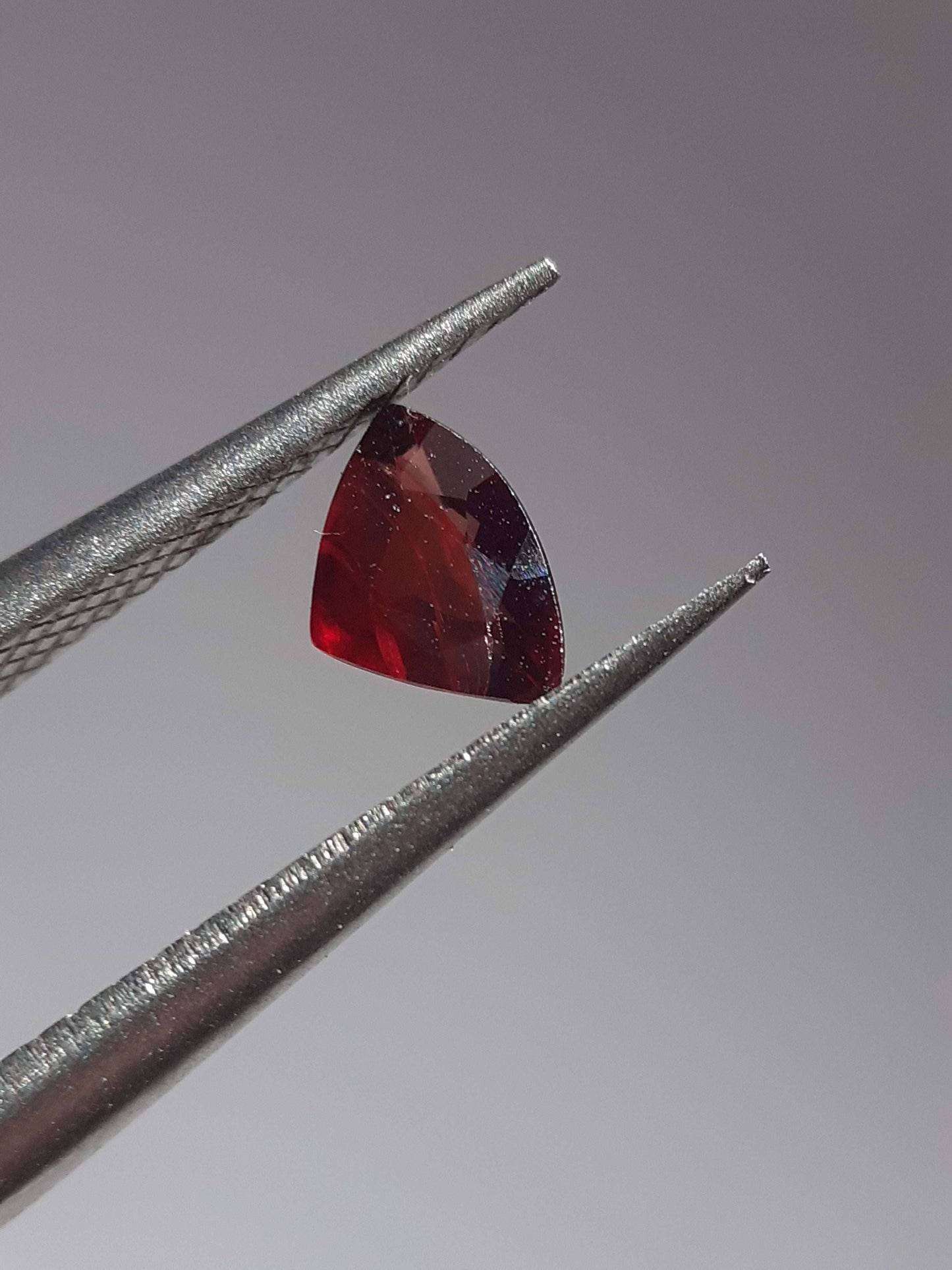 Reddish pinkish purple Sapphire - 0.39ct - Trillion - unheated - Tanzania - Certified by NGB - Natural Gems Belgium